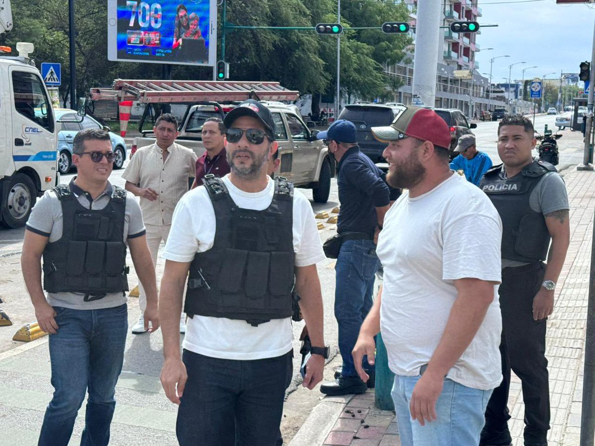 ECU911_'s tweet photo. 📍#Manabí | @JCPaladines, Director General del #ECU911, lideró el operativo de verificación de dispositivos de videovigilancia instalados de forma irregular en #Manta y #Portoviejo; junto al Coordinador Zonal de @ECU911PVO, Leonardo Espinel, y la Gobernadora de Manabí, Aurora Valle.

Con equipos de @PoliciaEcuador y @FFAAECUADOR, el recorrido se cumplió en:

▪️Manta: La Pradera, Las Orquídeas, Centenario, Villas del BEV-Pradera, Altagracia

▪️Portoviejo: San Pablo, El Florón y Nuevo Florón.

#LíneaÚnicaParaEmergencias