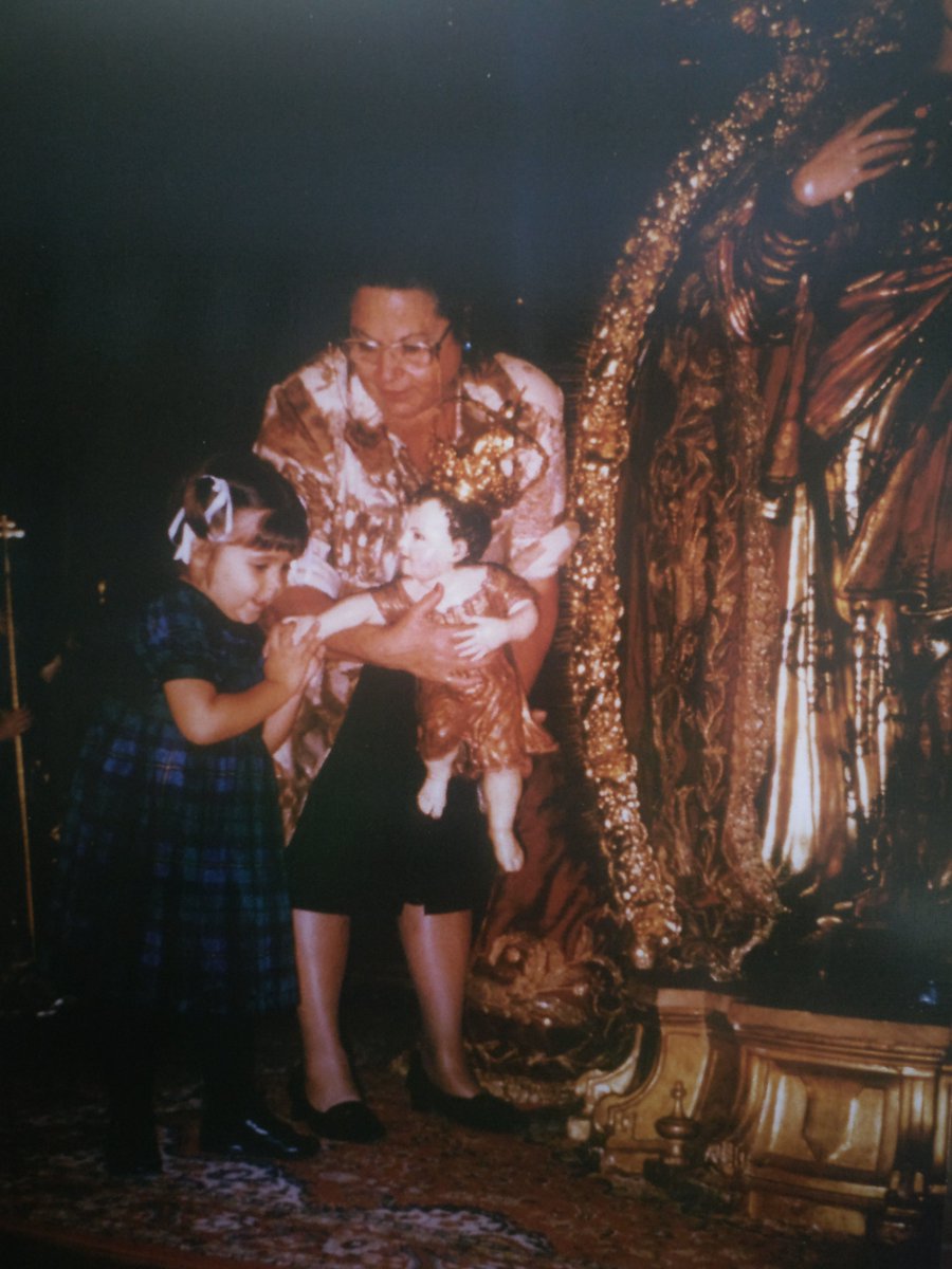 MEMORIA VIVA | Año 1999. Nuestra hermana María Josefa Bueno Lamadrid, Hermana de Honor de la Hermandad, muestra con ternura al Niño de la Virgen.
Una imagen cargada de significado, que refleja la cercanía, el cariño y la transmisión de la fe entre generaciones.