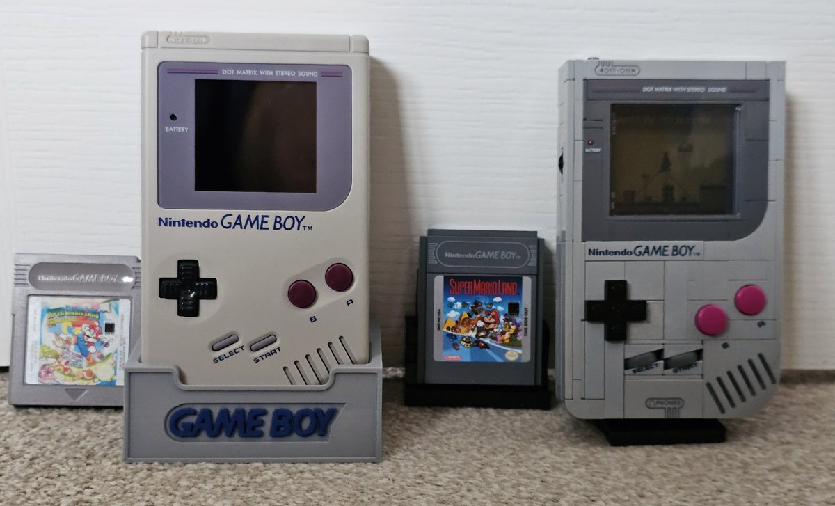 Real Gameboy with the very nice Lego Gameboy. #GameBoy #LEGO #legogameboy #retrogaming #handhelds #handheldgaming