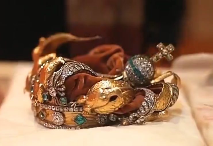 Elle a résisté à la Première Guerre mondiale.
Elle a tenu bon pendant la Seconde.
Elle a traversé deux siècles, intacte, soigneusement protégée.

Et puis elle a connu l’ère Macron…
Elle finit exactement comme le pays qu’il a laissé.