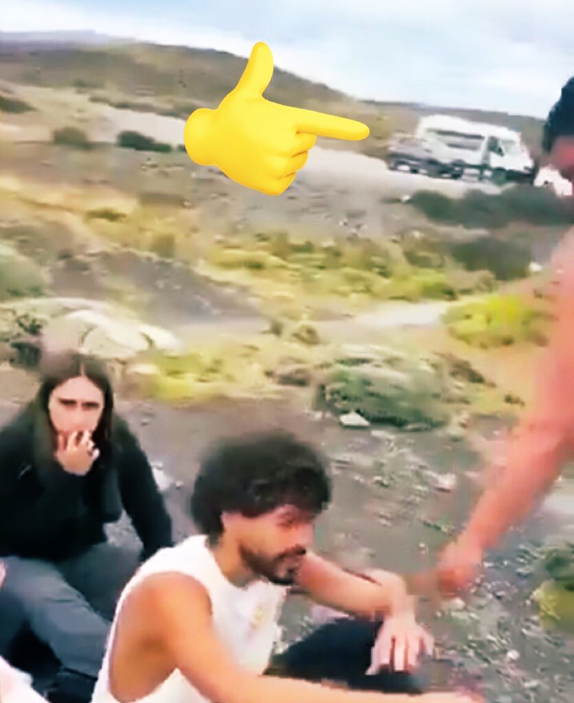 Bracesco2023's tweet image. Seis israelíes son filmados prendiendo fuego en la Patagonia en Chile.

Seis israelíes chocan en Argentina.

El mismo auto?