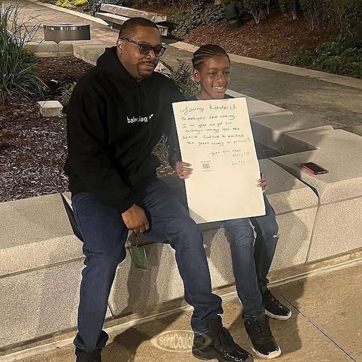 Kendrick Lamar, 2022’de Detroit’teki konserinde küçük bir hayranına mesajı vardı.

“Genç Kendrick, geldiğin için teşekkür ederim. Enerjimizi paylaşabildiğimiz için mutluyum. Sen çok özelsin. Sahip olduğun harika enerjiyi yaymaya devam et. Bir dahaki sefere görüşürüz.”