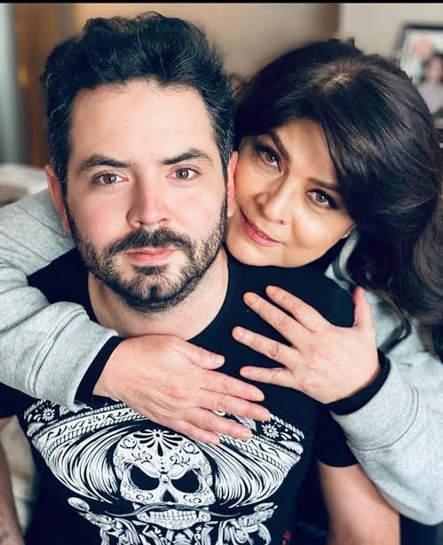 ¡Qué pesado Eugenio Derbez 🙄 y lo mismo Alessandra Rosaldo! Ahora resulta que quieren pintar a nuestra Victoria Ruffo 👑🎭 como si fuera la que busca reflectores, cuando ella siempre ha sido clara y congruente al decir que Eugenio no fue un buen padre para José Eduardo. Y si lo
