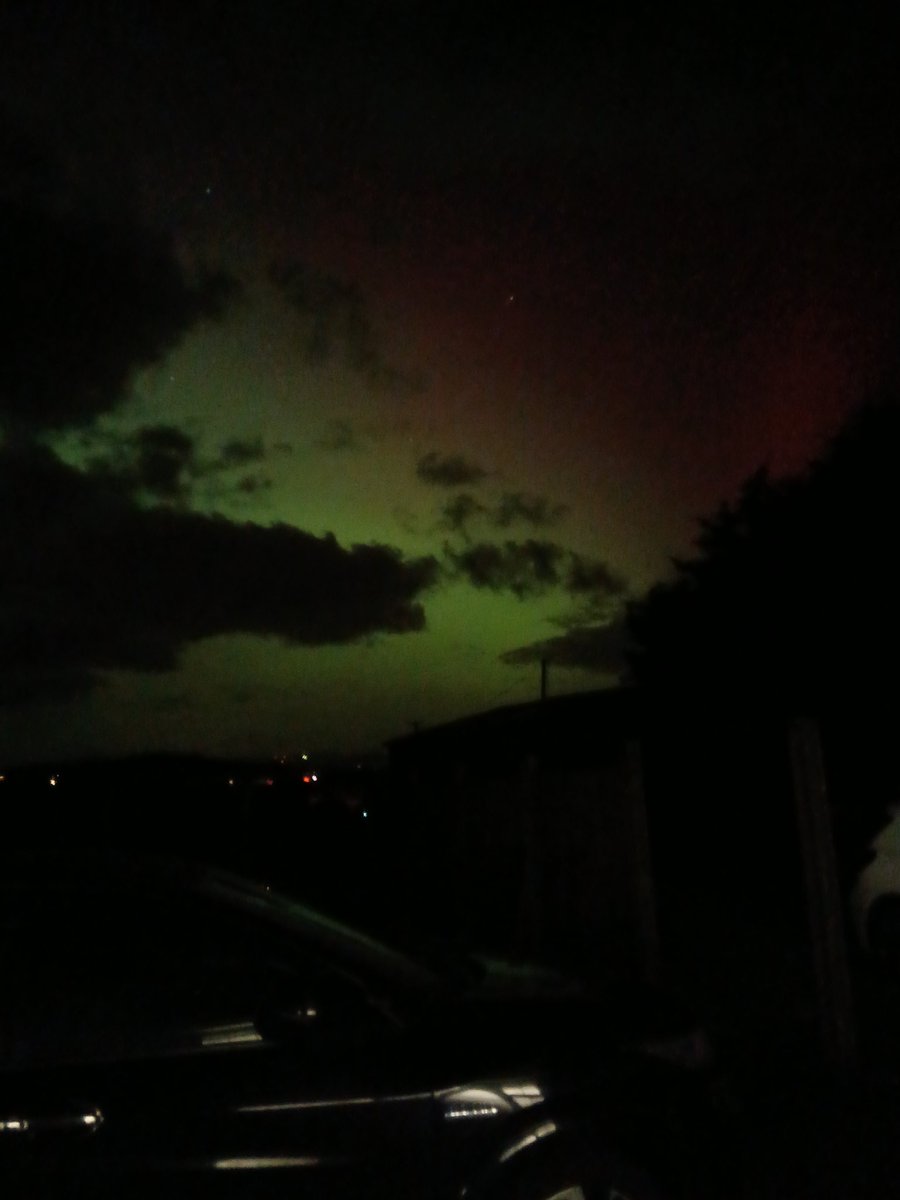 AngrySolarBinch's tweet photo. Not the best photos, but still the brightest aurora i have ever seen https://t.co/lIoiGxYaRf