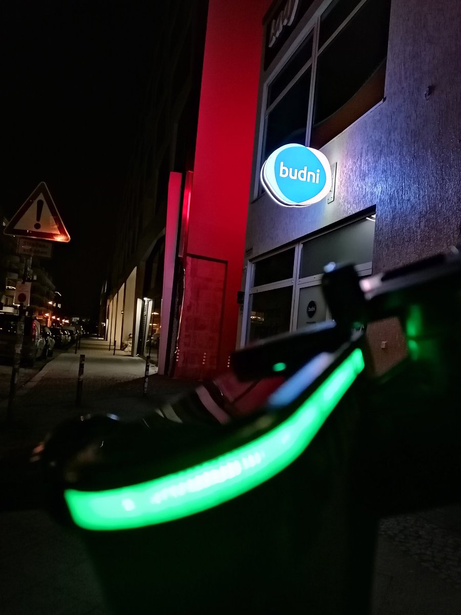 herz_ton's tweet photo. Auch in Berlin Friedrichshain-Kreuzberg ganz deutlich blinkende #Polarlichter in rot und grün. Was sonst ?! https://t.co/3SXACxbgay