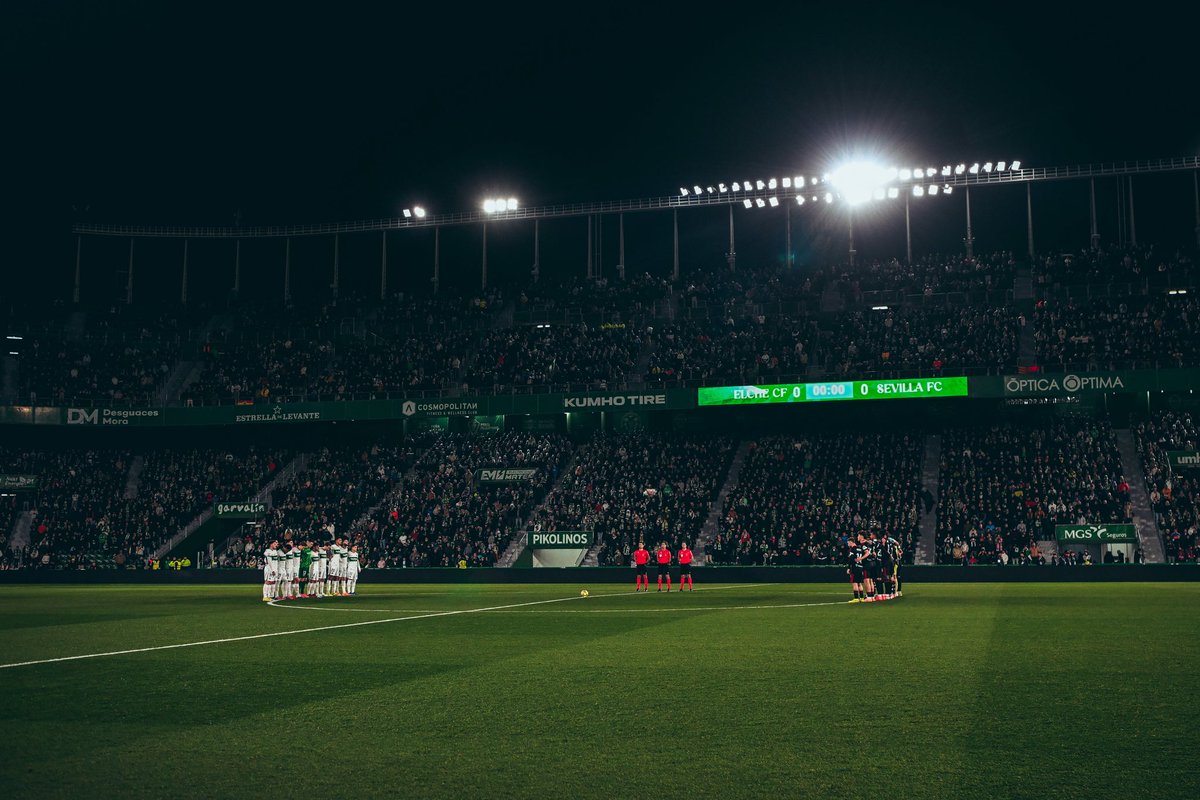 Minuto de silencio en el Martínez Valero en recuerdo de Mario César Jacquet y Vicente Moreno, abuelos de nuestras jugadoras Alexandra Jacquet y Paula Arce, así como en memoria de las víctimas del accidente ferroviario de Adamuz.

Descansen en paz 🕊️