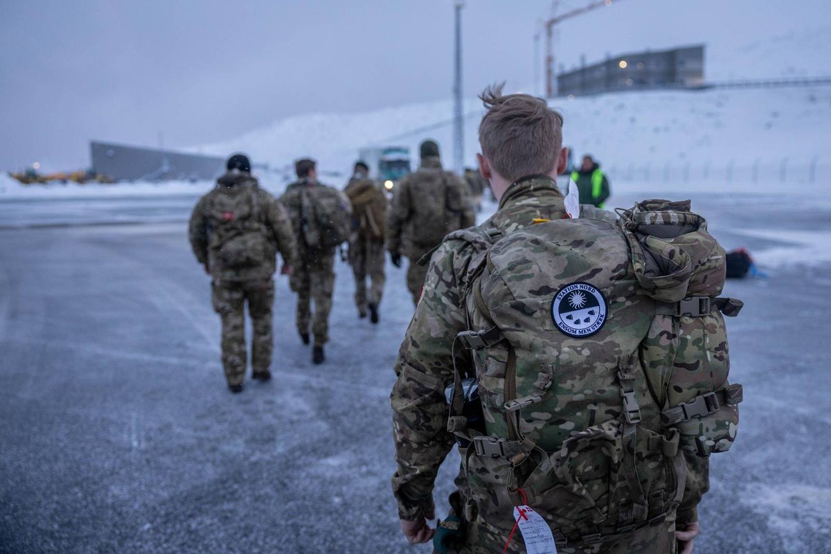 forsvaretdk's tweet photo. Her ankommer yderligere soldater fra Hæren til Grønland, hvor de skal deltage i øvelsen Arctic Endurance.
#dkforsvar https://t.co/9Ukg8TZNRV
