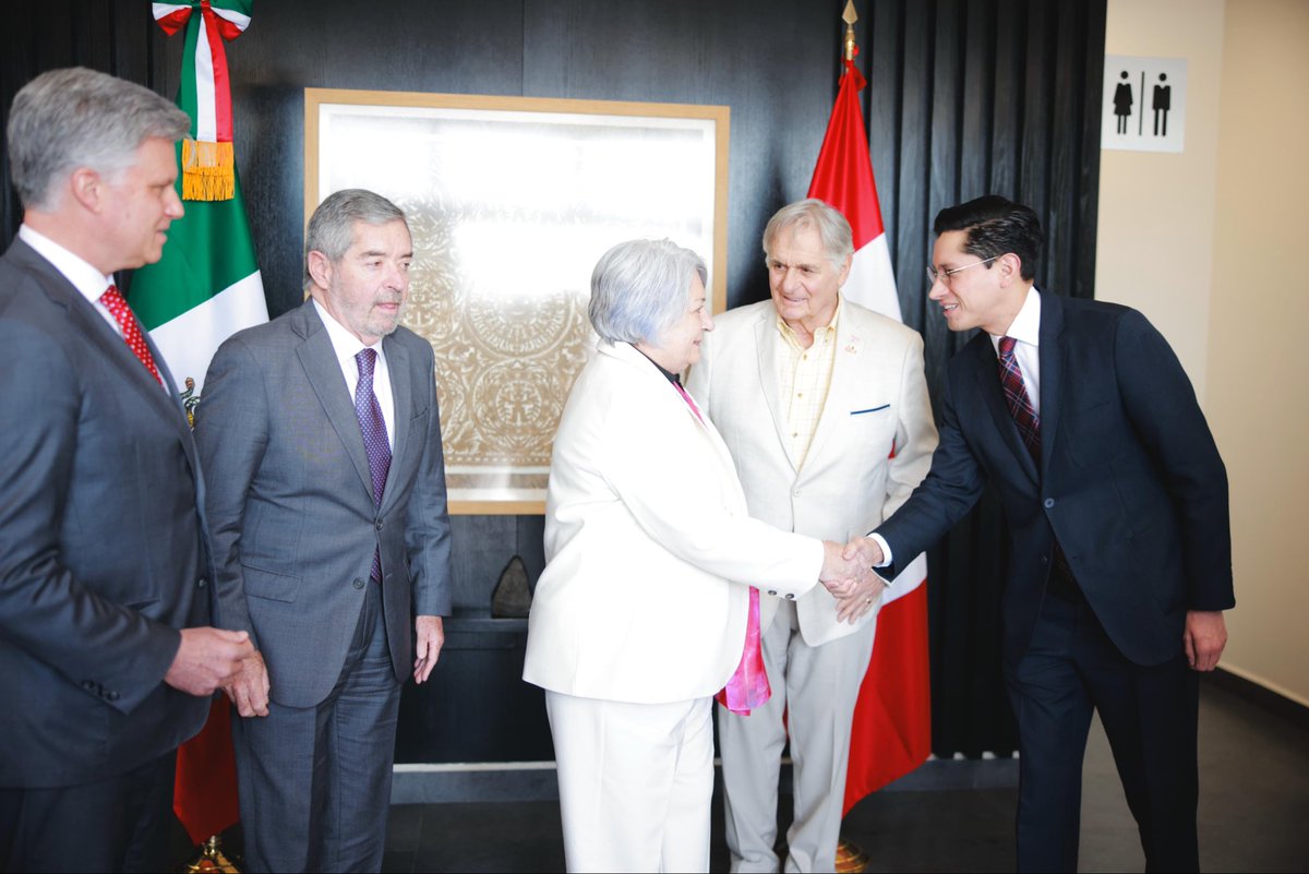 Acompañé al canciller De la Fuente a dar la bienvenida a México a la gobernadora general de Canadá, Mary Simon y Whit Fraser, su esposo. La <a href="/GGCanada/">Governor General of Canada</a> realiza una visita oficial a nuestro país para dialogar sobre la importancia de las comunidades indígenas para ambos países.