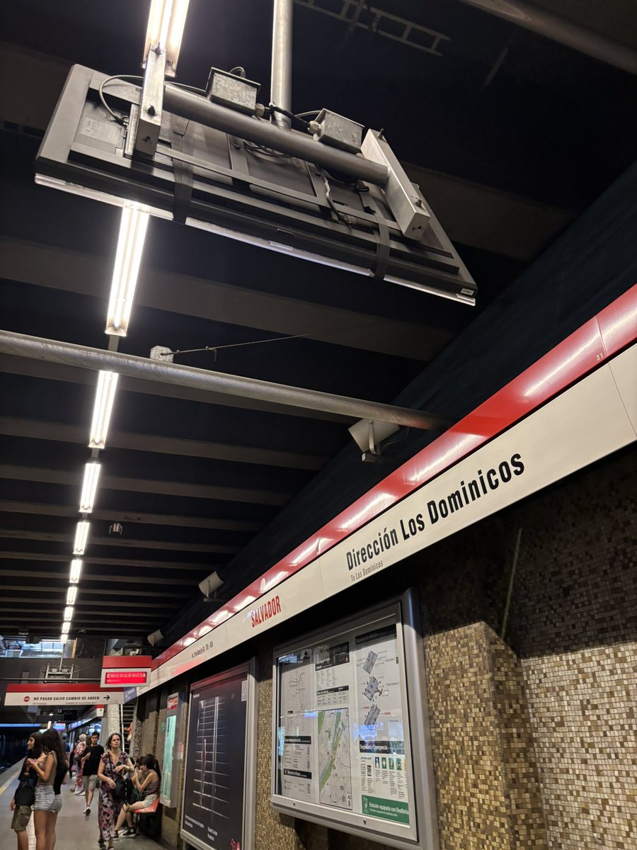 genkiG's tweet photo. por qué en el andén hacia los dominicos de la estación salvador no tienen ventiladores? pero hacia san pablo si tienen ? @metrodesantiago https://t.co/LWGDR83O2w