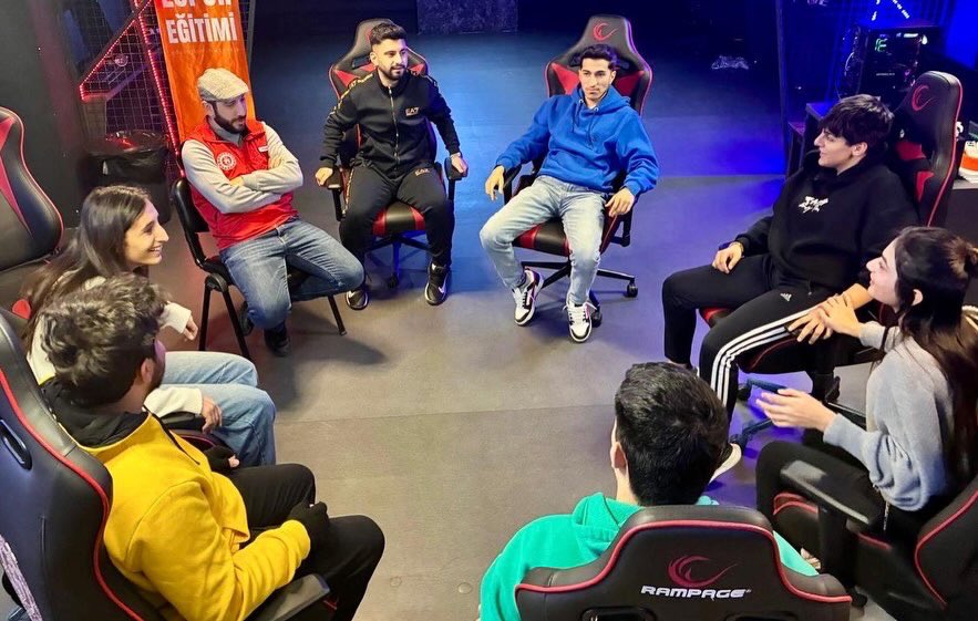 ❄️ Kış Kulübümüz başladı! 

Gençlerimizle E-spor Atölyemizde bir araya gelerek keyifli bir soru–cevap etkinliği gerçekleştirdik.
Gençlerimizin enerjisiyle gün daha da anlam kazanırken, hem sosyalleştik hem de birçok yeni bilgi öğrendik.

Kış Kulübümüz tüm hızıyla devam edecek.☃️