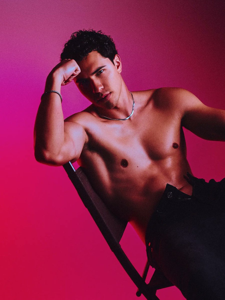 Con un estilo imponente, seguridad de acero y un físico que refleja meses de disciplina, nuestro representante demuestra que en Perú no solo hay talento, ¡hay madera de CAMPEÓN! 🏆
#HombresMister
#MisterSinFronteras 
#MisterManOfTheWorldPeru2026 #LosHombresMasBellosDelMundo