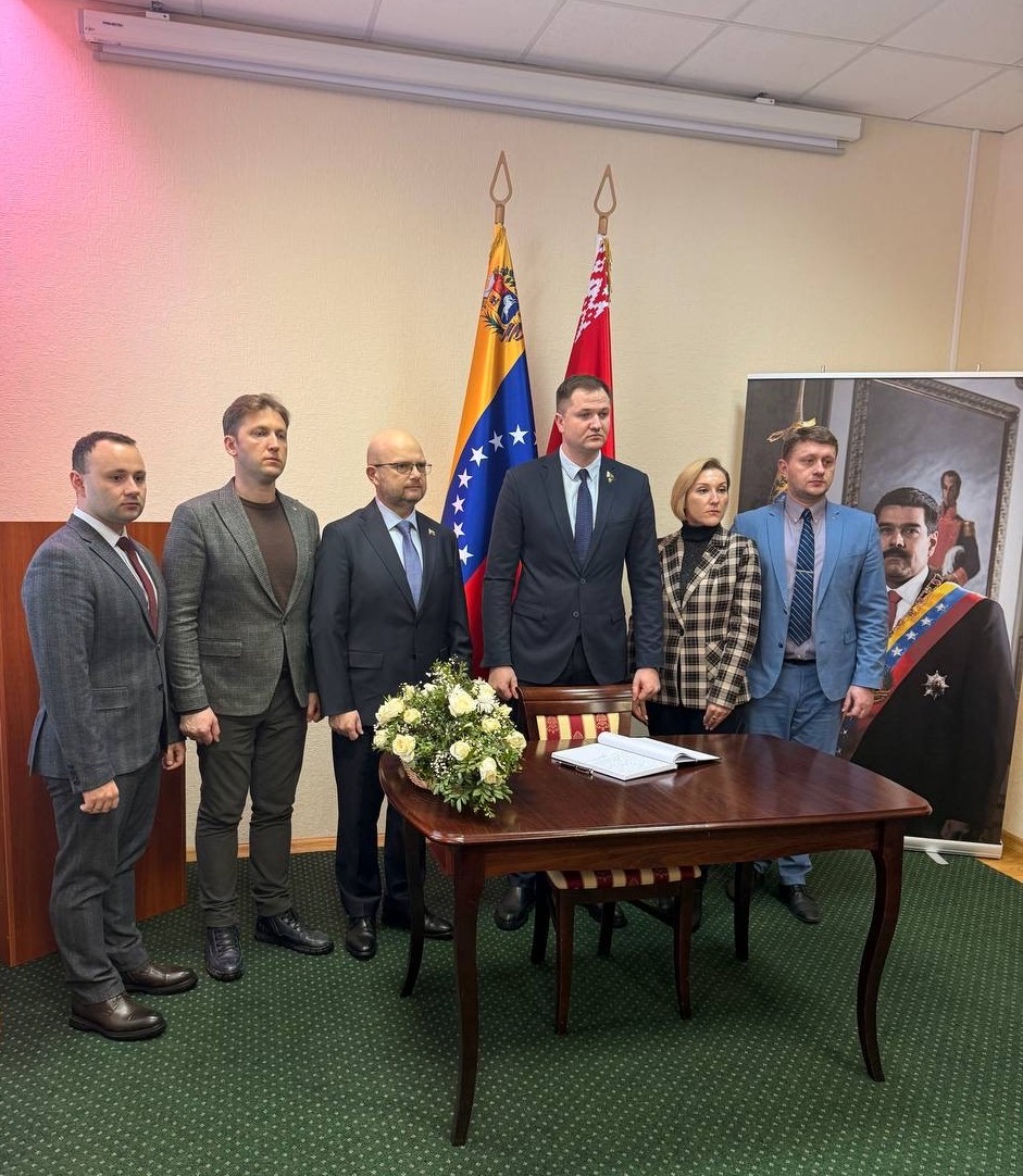 Cancilleria_ve's tweet photo. 📰#Noticia | Honor y lealtad: Testimonio de Belarús frente al asedio contra la soberanía de Venezuela

La apertura del libro de condolencias en la Embajada de Venezuela en la República de Belarús evidenció la solidez de sus vínculos.

https://t.co/Jq4jDhPVaL https://t.co/Z04G9rsDOJ