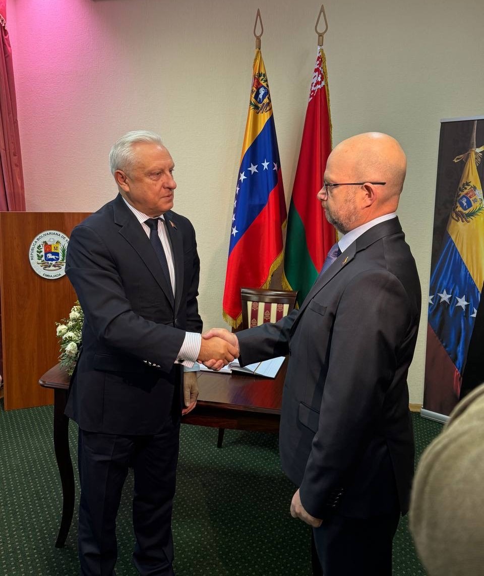Cancilleria_ve's tweet photo. 📰#Noticia | Honor y lealtad: Testimonio de Belarús frente al asedio contra la soberanía de Venezuela

La apertura del libro de condolencias en la Embajada de Venezuela en la República de Belarús evidenció la solidez de sus vínculos.

https://t.co/Jq4jDhPVaL https://t.co/Z04G9rsDOJ