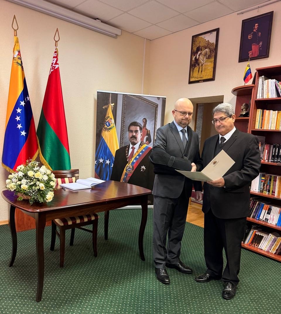 Cancilleria_ve's tweet photo. 📰#Noticia | Honor y lealtad: Testimonio de Belarús frente al asedio contra la soberanía de Venezuela

La apertura del libro de condolencias en la Embajada de Venezuela en la República de Belarús evidenció la solidez de sus vínculos.

https://t.co/Jq4jDhPVaL https://t.co/Z04G9rsDOJ