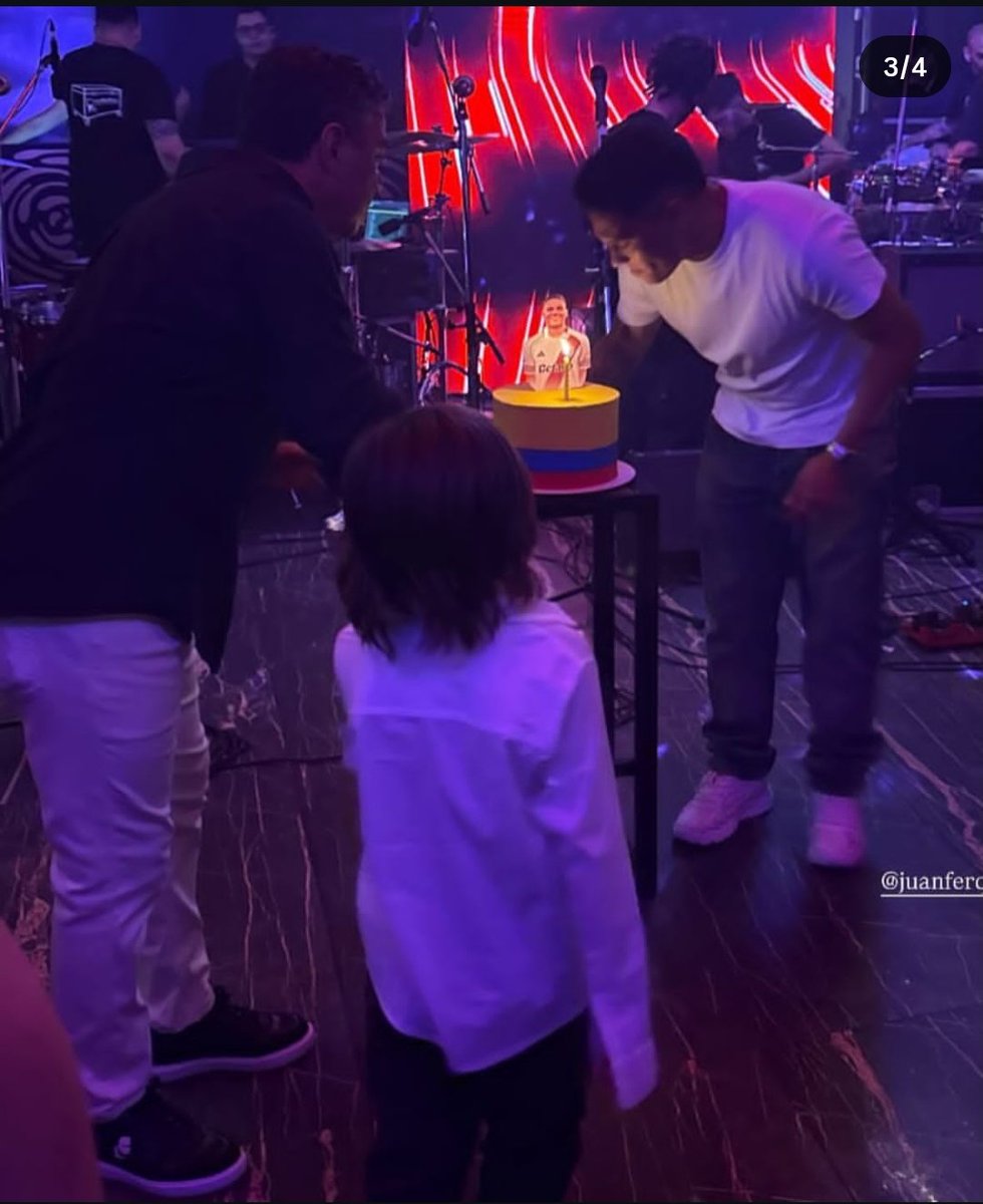 lauti_rioss's tweet image. Me quiebro

Juan Fernando Quintero soplo la vela en una torta de Colombia y una imagen de el con la de River encima JAJAJAJAJ