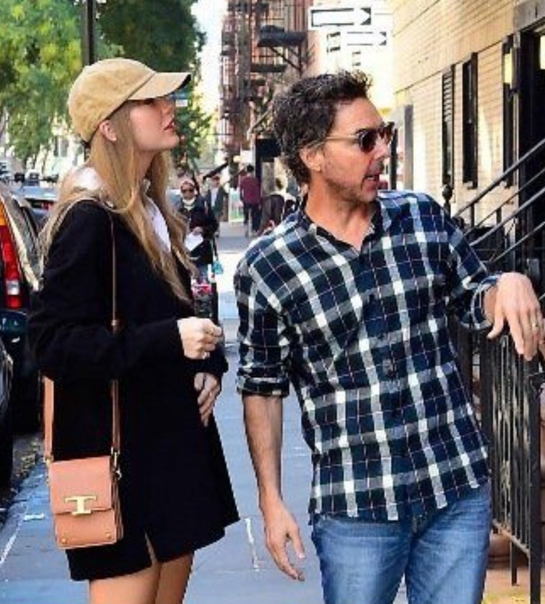 I’m gonna be honest when I saw this picture for the first time i thought Taylor Swift was with Benedict Cumberbatch and almost had a heart attack