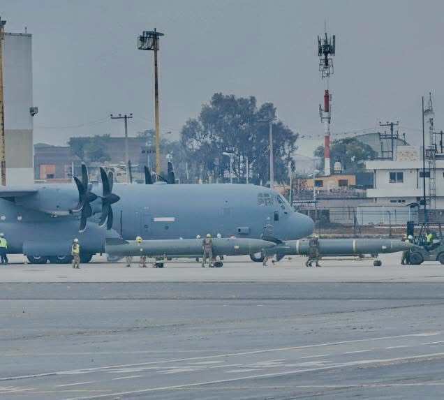 SinCunaMx's tweet photo. ✈️AVIÓN DE LA FUERZA AÉREA DE ESTADOS UNIDOS EN TOLUCA

🚨Avión de la Fuerza Aérea de Estados Unidos ayer en el aeropuerto de Toluca, estaban descargaron misiles.🌏 https://t.co/ee02dSdFpZ