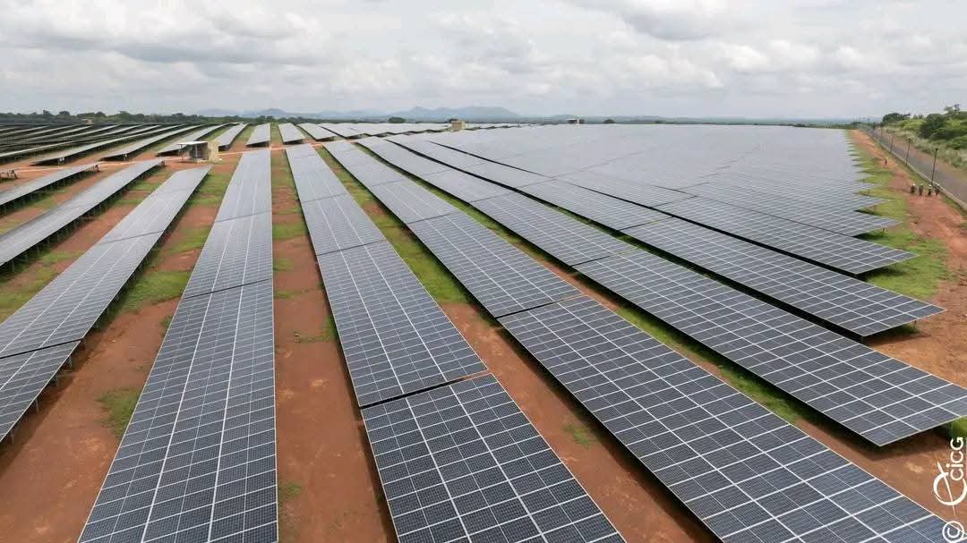 KassimDoumbia13's tweet photo. 🇨🇮 Vue aérienne de la centrale solaire de #Boundiali ☀️

Un symbole fort de la transition énergétique en Côte d’Ivoire.
À Boundiali, le soleil devient une source durable de développement, d’autonomie énergétique et d’avenir pour nos populations... https://t.co/GIHWgxVo5H