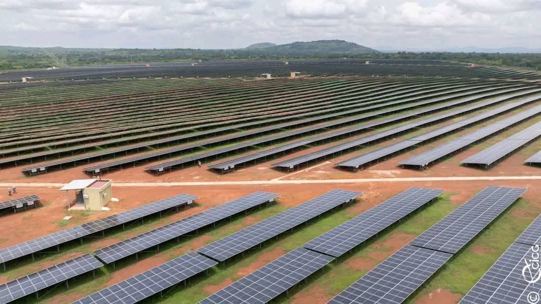 KassimDoumbia13's tweet photo. 🇨🇮 Vue aérienne de la centrale solaire de #Boundiali ☀️

Un symbole fort de la transition énergétique en Côte d’Ivoire.
À Boundiali, le soleil devient une source durable de développement, d’autonomie énergétique et d’avenir pour nos populations... https://t.co/GIHWgxVo5H