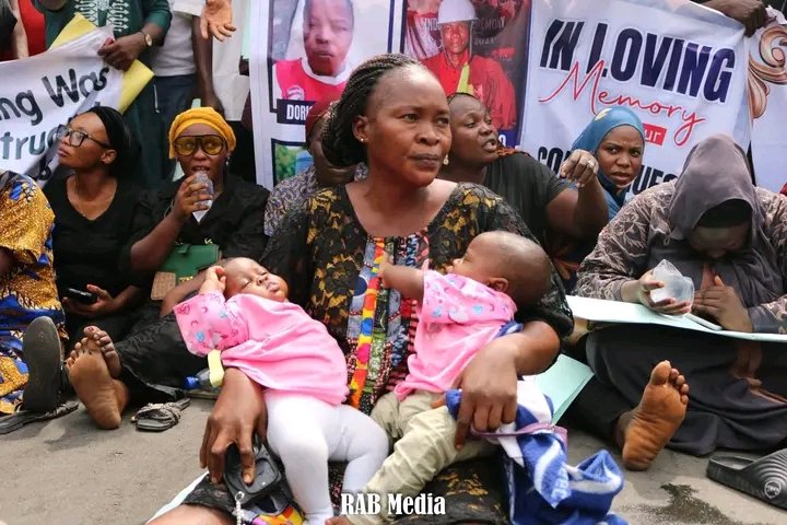 PolycarpRapha's tweet photo. This is one of the reasons you should not vote Kefas again. 👇👇
A governor that cannot handle and address the long standing issue of allege ghost workers once and for all,doesn't deserve a second term ..
There was a peaceful protest in Taraba state by the allege ghost workers https://t.co/HFtKzT5Hjy