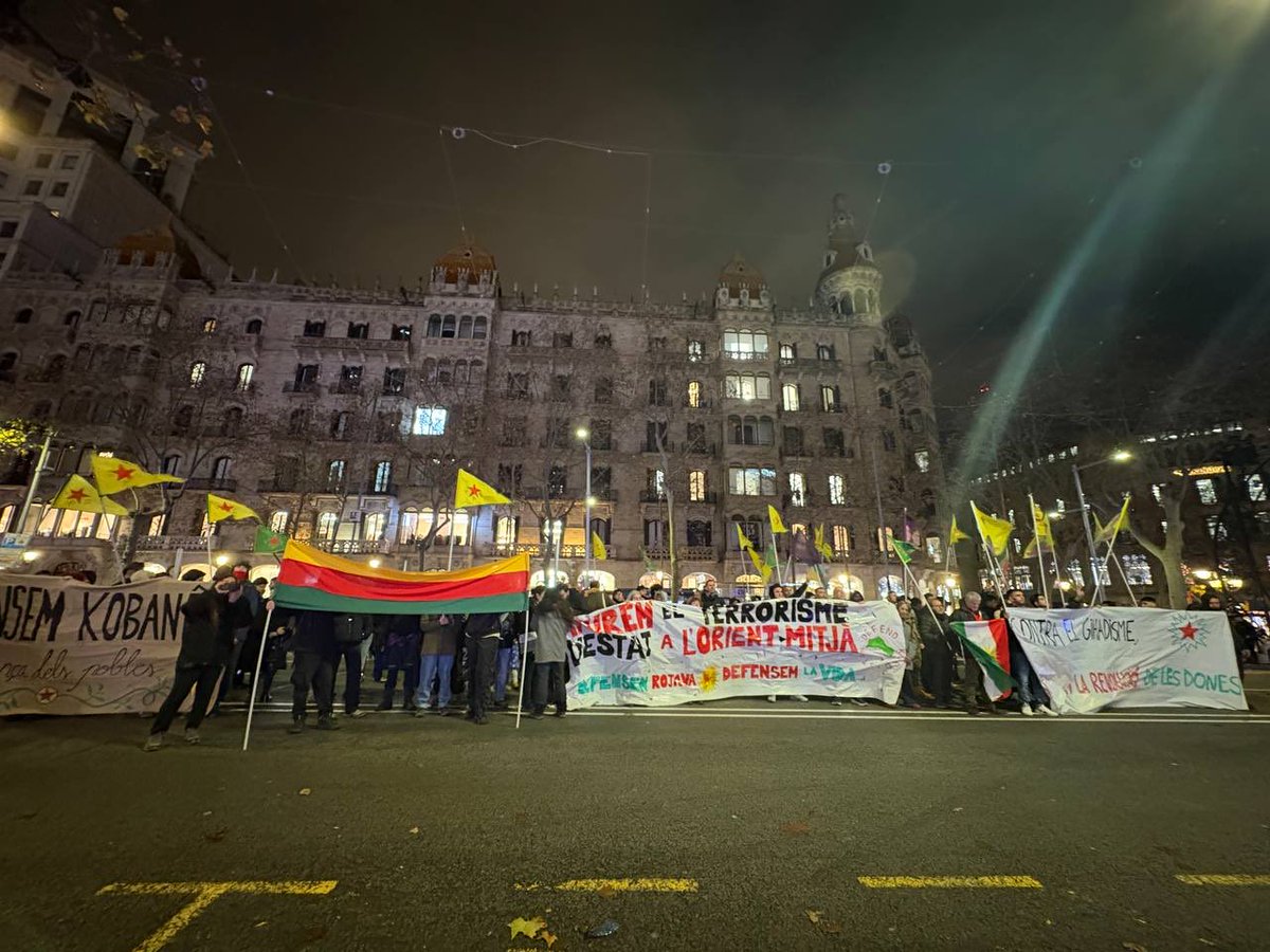 La comunitat internacional i la UE han abandonat Rojava, el seu territori està sent ocupat, les seves institucions estan essent dissoltes, la violència esdevé generalitzada contra la població #Kurda i els seus drets són trepitjats. Solidaritat amb el Poble #Kurd . Salvem #Rojava
