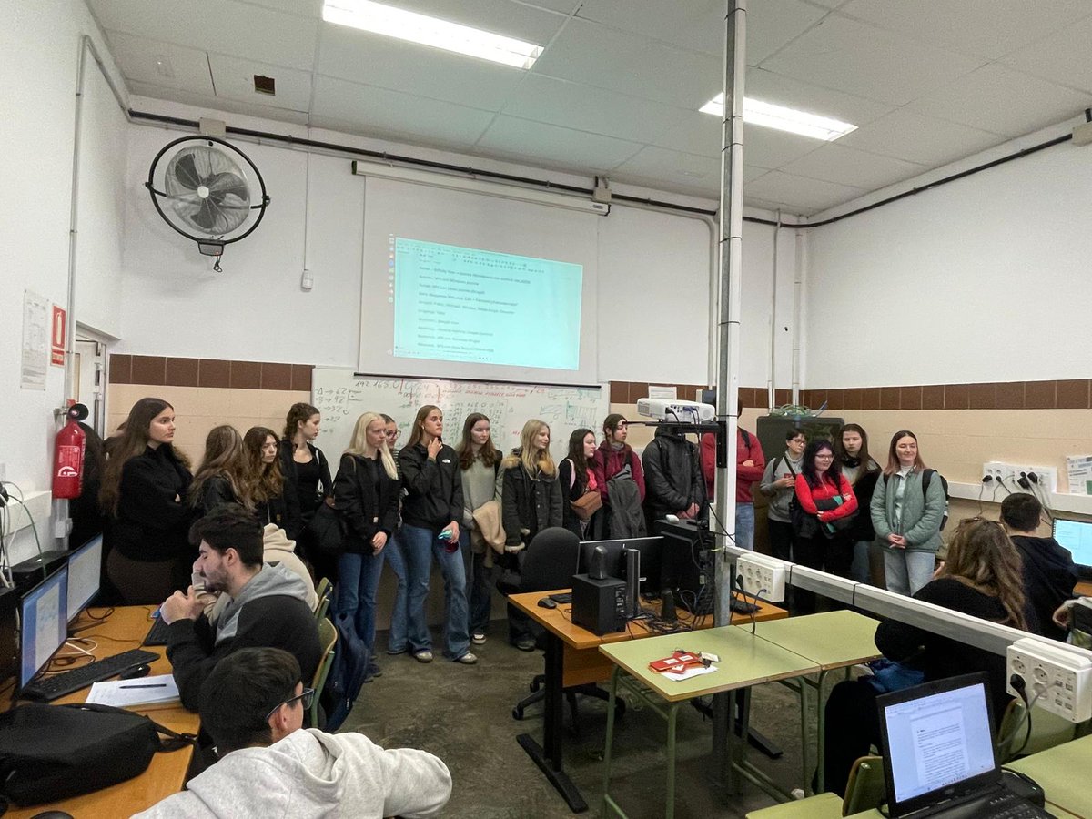 IESLomoH's tweet photo. Hoy comienza la acogida del alumnado austríaco procedente del centro Modellschule Graz que durará toda esta semana. Bienvenidos/as. 

@EducacionGobC @educaciongob @GranCanariaJven @Ayun_Telde @sepiegob https://t.co/LdAWwCTH8O