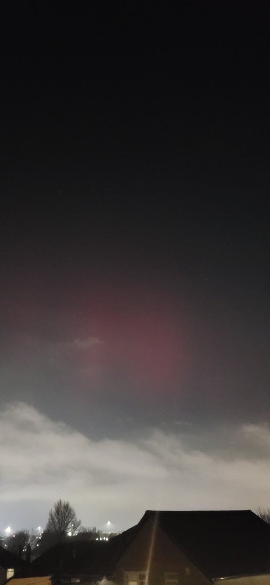 Caught a smidgen #Aurora over Glasgow, b4 the clouds come and spoil it!