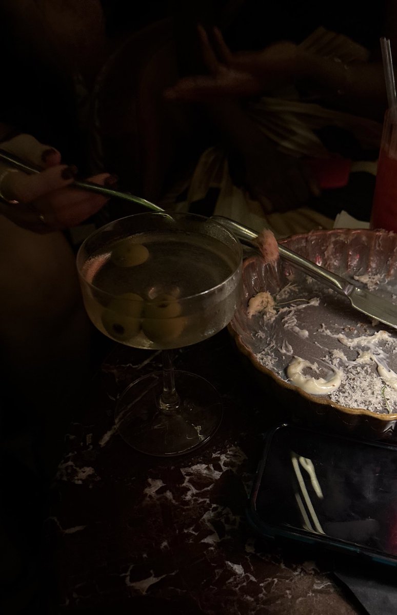 Gabperspective's tweet image. How do you explain this feeling to a man? (Yapping and sipping martinis with your friends in a dimly lit restaurant)