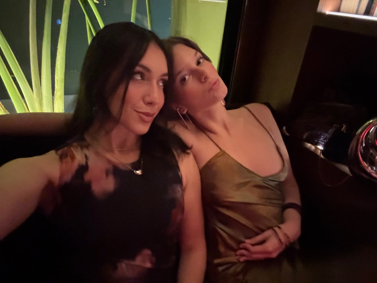 Gabperspective's tweet image. How do you explain this feeling to a man? (Yapping and sipping martinis with your friends in a dimly lit restaurant)