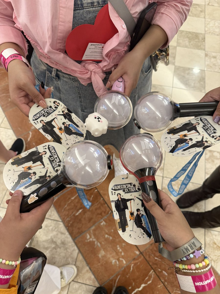 Jeongguklogy's tweet photo. Si se agotan las entradas de primera fila para el concierto de BTS, no importa. Aunque quede la última fila: YO ESTARÉ EN ESE CONCIERTO. Desde donde sea, me verán ahí. LO DECRETO Y LO MANIFIESTO. ✨ https://t.co/OnDBUXrVxC