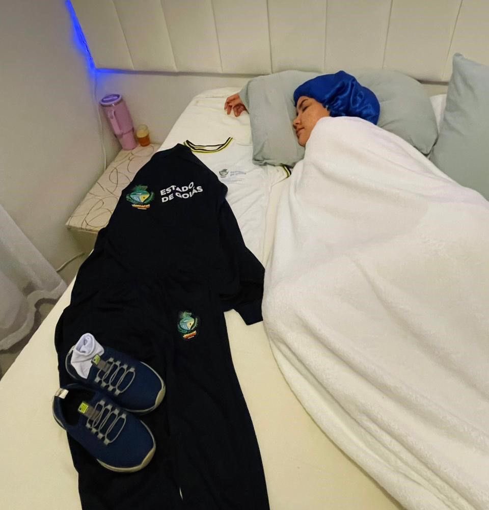 Literalmente eu indo dormir hoje lembrando que as aulas da rede estadual voltam dia 20/01. 😴📚

Você deixou tudo organizado ou é do time que vive perigosamente e vai deixar pra encapar o caderno na segunda à noite? Confessa aqui 👇🗣️ 

#VoltaÀsAulas #GoiásOn