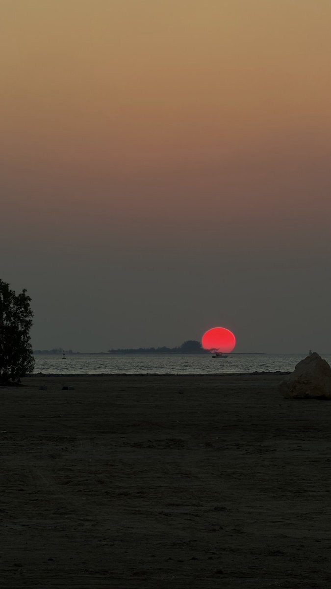 غروب بحار أبوظبي لا يوجد أجمل منه