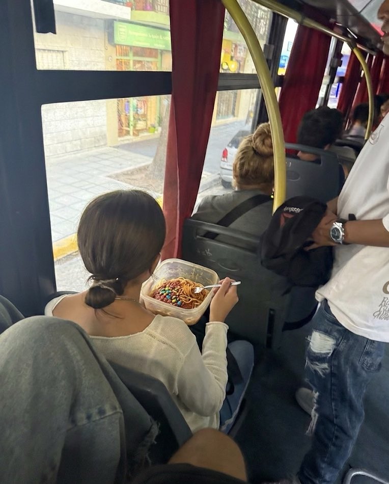 Gflazz's tweet image. Una se está clavando unos fideos con tuco en medio del colectivo, pero como si eso no fuera poco, le tiró ROCKLETS encima