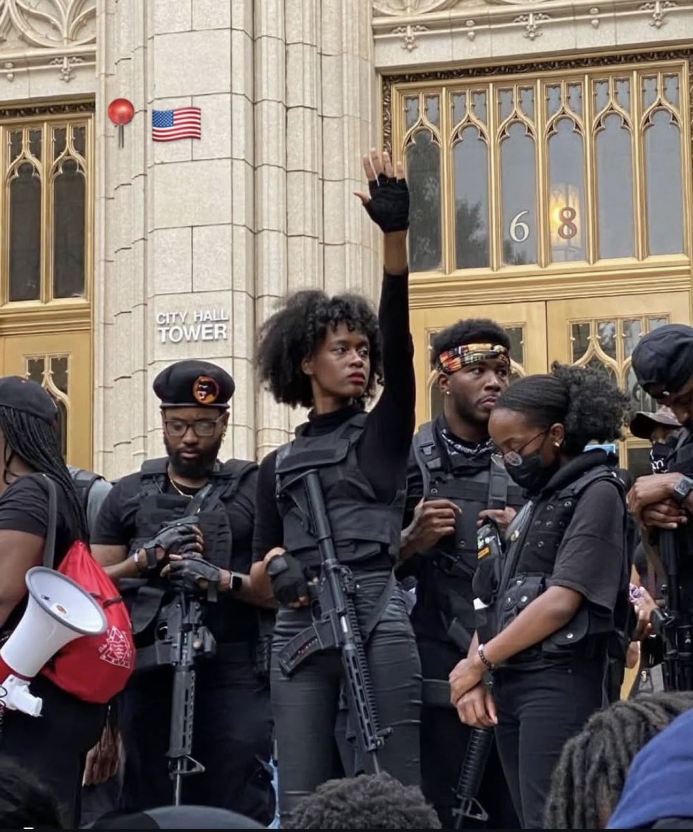 🇺🇸El grupo político y de autodefensa
Panteras Negras está volviendo a la actividad en Estados Unidos.

Tras el aumento de la violencia de ICE, el Partido Pantera Negra reanudó las patrullas armadas en las calles de Estados Unidos como una forma de resistencia a la brutalidad