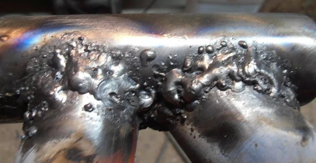 QuequeMarazuela's tweet image. Bien, y ¿cómo se ha llegado hasta aquí?
Son muchas chapuzas, no la ha matado una sola:
-Quizás la subcontratación de la soldadura no se revisó.
-Quizás el suministro del balasto no era material válido.
-Quizás no se sustituían los sensores para que la alarma no saltar  a diario.