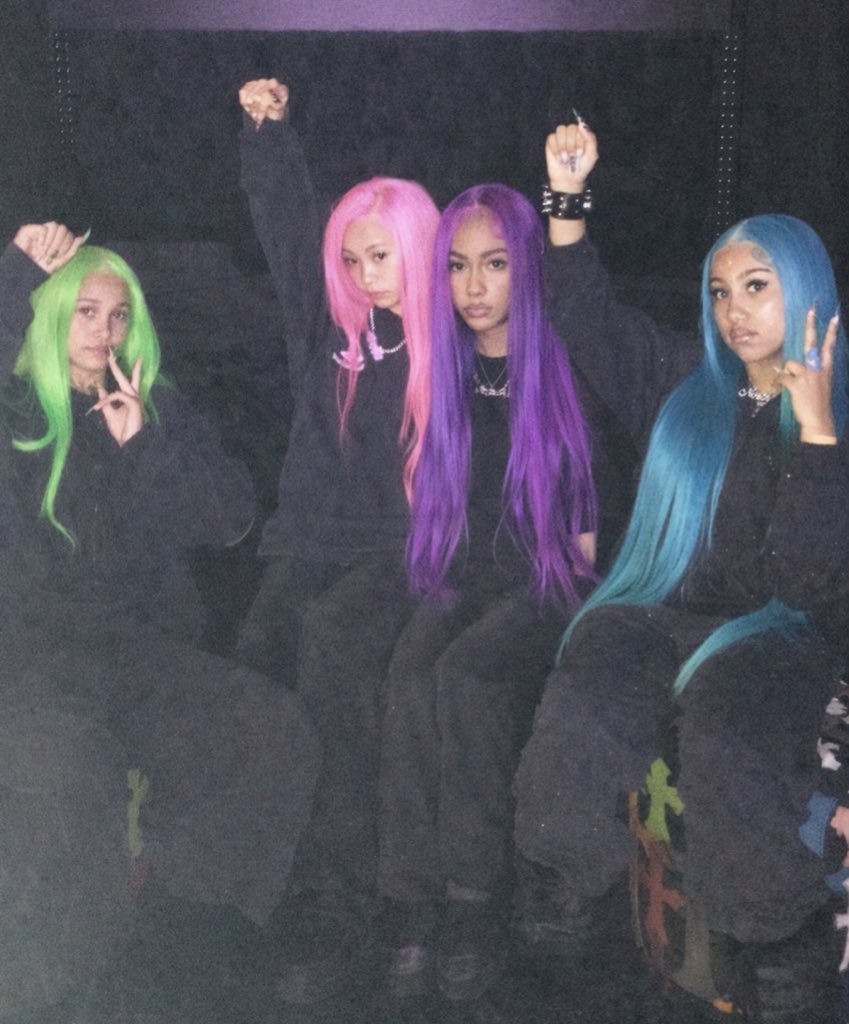 poxelse's tweet photo. me destruye como north west cada vez va reclutando más amigas y le pone un color determinado ella esta creando su clan https://t.co/vtS8FIraDR