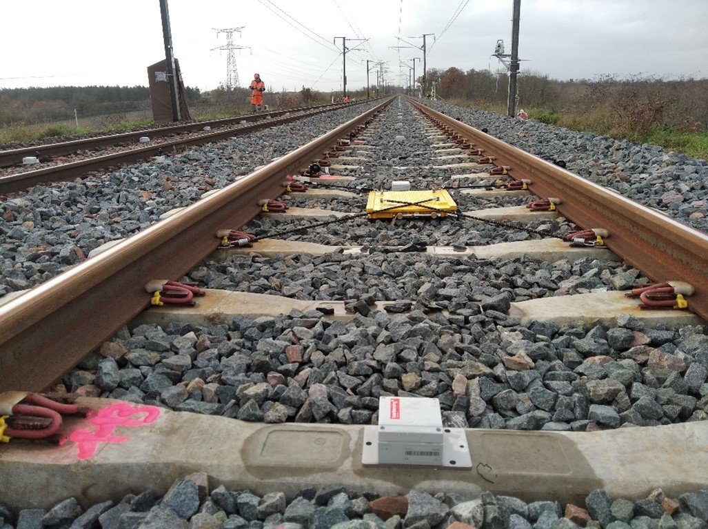 QuequeMarazuela's tweet image. Bien, y ¿cómo se ha llegado hasta aquí?
Son muchas chapuzas, no la ha matado una sola:
-Quizás la subcontratación de la soldadura no se revisó.
-Quizás el suministro del balasto no era material válido.
-Quizás no se sustituían los sensores para que la alarma no saltar  a diario.