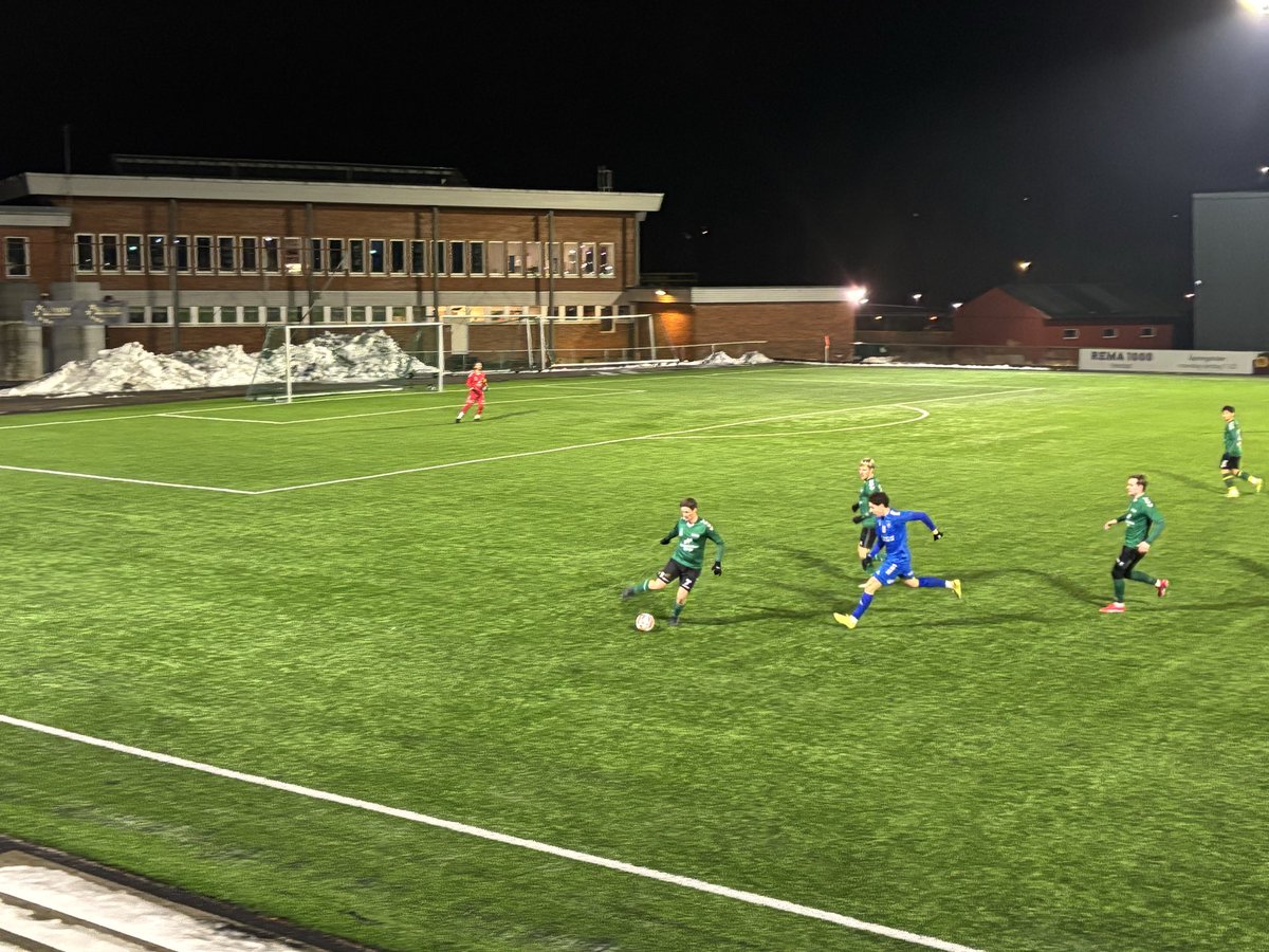 Noto_DS's tweet photo. Ny tur til Telemark. I dag ble kursen satt til Mortens plass der @Heialag møtte Pors 2 til treningskamp. Hei dominerte kampen og ga seg ikke før stillingen var 9-0. Nok en gang bra med banehoppere på og rundt den hyggelige tretribunen. #groundhopping https://t.co/3Mi2cspRPp