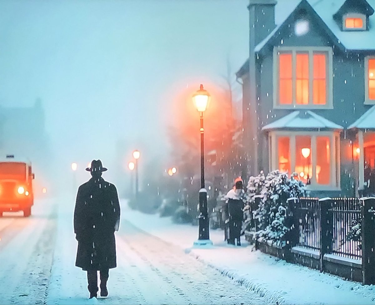 Herkesin kalbi solda olabilir
Benim ki onda demiş şair.
Özlemek ile ölmek arsında iki harf var derler.

_Özlesem mi , ölsem mi dersen özlerken ölüyorum derim...