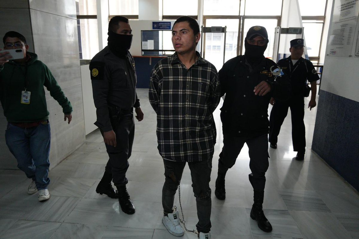 carlos_vills04's tweet image. Así la Justicia en Guatemala:

El @MPguatemala no hace su trabajo y no solicita ligar por los delitos adecuados a un terrorista.

El @OJGuatemala pudiendo llamarles la atención, no lo hace y se lava las manos.

La @CC_Guatemala permite que un religioso participe en una comisión,…