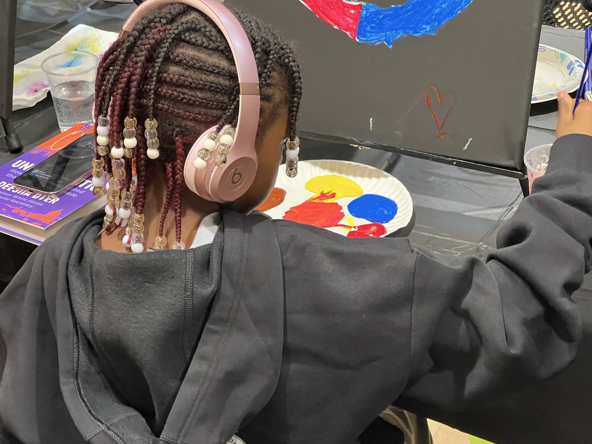 TimReidReporter's tweet photo. KIDS HONORING DR MARTIN LUTHER KING JR- 125 kids in Landover MD are using art to honor Dr Kings memory.  It’s the 3rd annual MLK paint day at Peppermill Community Center, bringing together youth and families for a creative event to honor Dr. Martin Luther King Jr.

@DCNEWSNOW https://t.co/8mVKKXU1vO