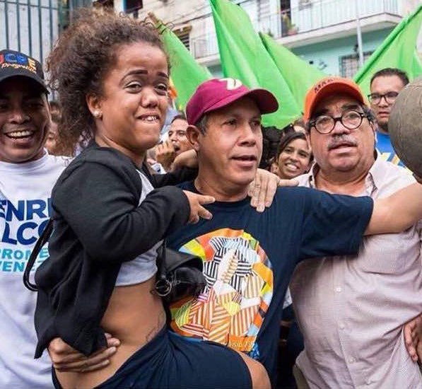 Cosas que nunca en mi vida voy a olvidar: cuando un politico en Venezuela (Henri Falcón) cargó a una enana pensando que era una niña