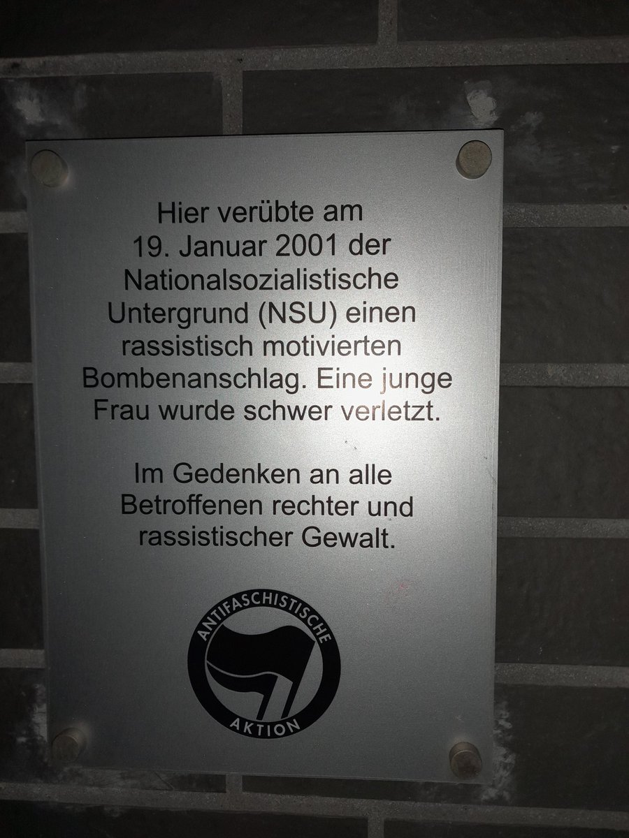 reclaimrosalux1's tweet photo. Hier die Bilder von der heutigen Blumenniederlegung in der Probsteigasse. Bei der anschließenden Podiumsdiskussion ging es auch um heutige Prozesse wie dem von Zschäpe-Freundin Susann E. und dem Solinger Brandanschlag von 2024.

#Köln #k1901 https://t.co/U3VgnvLTEL