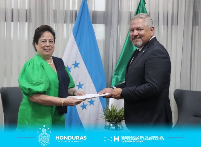 Sería bueno que la <a href="/SRE_mx/">Relaciones Exteriores</a> nos explicara porque una ciudadana CUBANA es embajadora de México en Honduras y anda dando visas y tramitando asilo político a los zurdos que quieren huir de su país con la llegada del presidente electo Tito Asfura.
A esa mujer la puso ahí AMLO…
Y