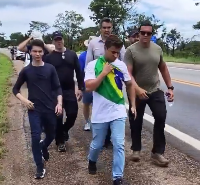 A turma q vai "andar 730km": calça jeans, roupa social, sapatos e munidos de uma garrafa de água. O prêmio fake do ano em 2026 será absurdamente concorrido.