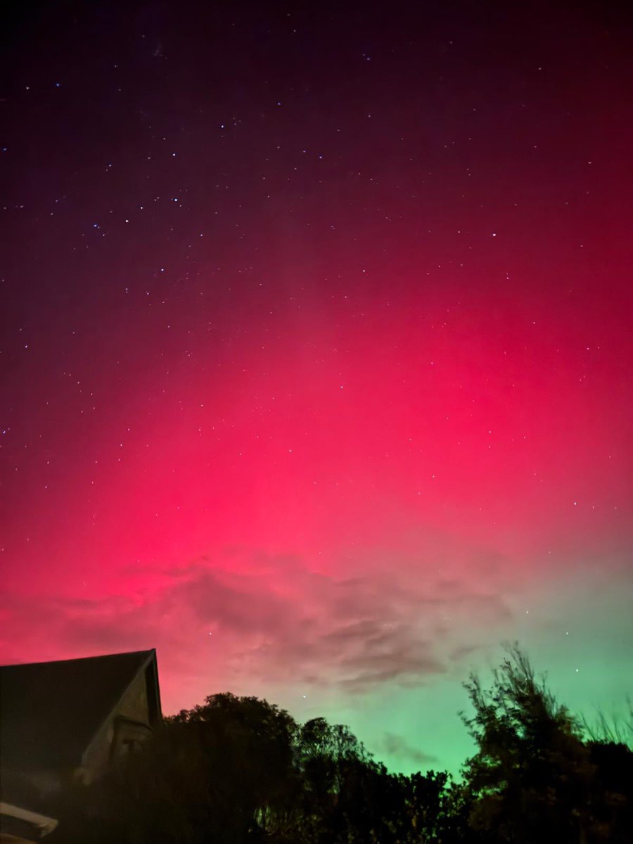 IrishCesar's tweet image. Northern lights above Rothesay tonight