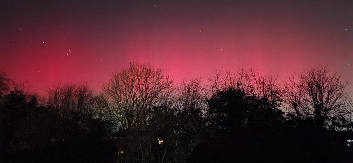 mark25787's tweet photo. Amazing Northern Lights seen in North Wales. Visibility enhanced through the phone camera but very clearly visible to the naked eye. https://t.co/MCRX4qYRTB