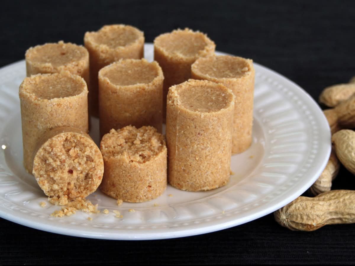 AQUELECARA's tweet image. &amp;gt;seja eu?
&amp;gt;estudo com uma mina apelidada de ''paçoquinha''
&amp;gt;deram esse apelido porque ela sempre traz paçocas na mochila
&amp;gt;come várias durante as aulas
&amp;gt;ninguém se atreve à pedir
&amp;gt;já que ela fala ''não'' na lata
&amp;gt;organizam um amigo secreto na classe
&amp;gt;tiro a paçoquinha
&amp;gt;nunca foi…