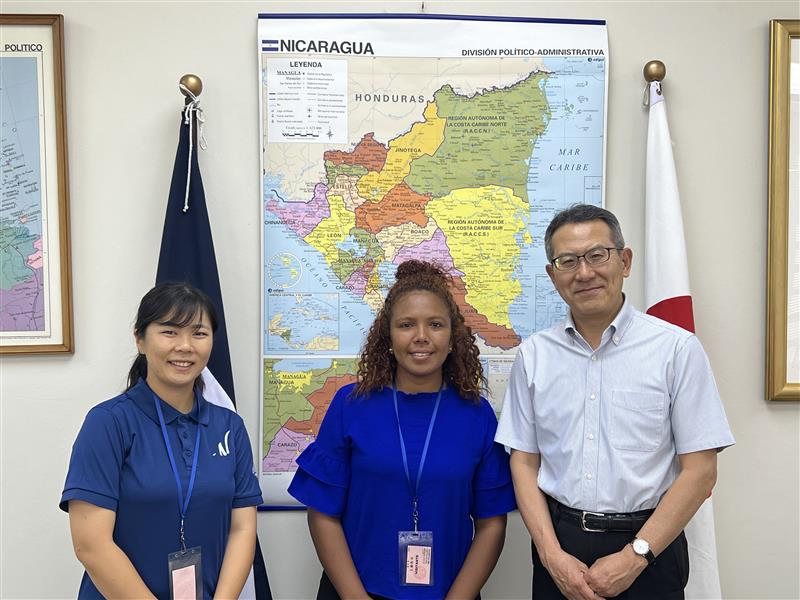 El 16 de enero, el embajador Ogino animó a la Srta. Judelci Vargas, quien desde Nicaragua se unirá por primera vez al equipo de béisbol femenino de Japón. ¡Esperamos ver grandes logros de la Srta. Vargas en Japón! ¡Todos en Japón, por favor, apóyenla en el Hyogo Blue Thunders!