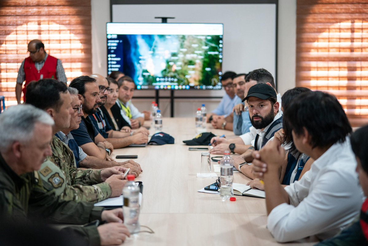 GabrielBoric's tweet image. Tal como ayer estuve en la Región del Biobío, esta tarde he venido a la Región de Ñuble, para encabezar una reunión de coordinación del despliegue y entrega de ayudas para los afectados por los incendios forestales. 

Junto a la ministra de Agricultura, Ignacia Fernández, a quien…